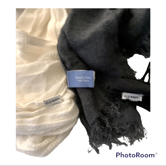 ♻️ Bundle of Fringe Scarves (3) - Picture 3 of 5